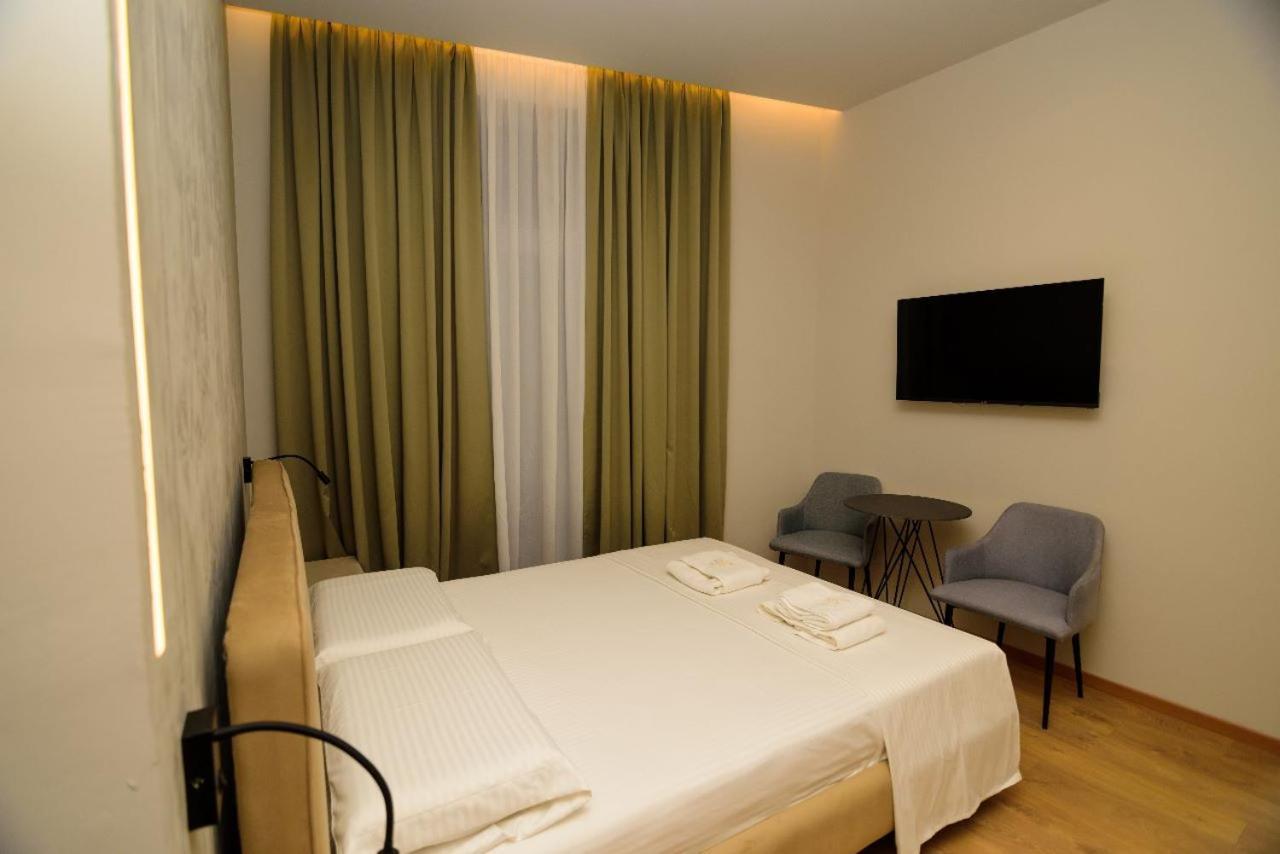 Hotel Zeneli Vlorë Buitenkant foto