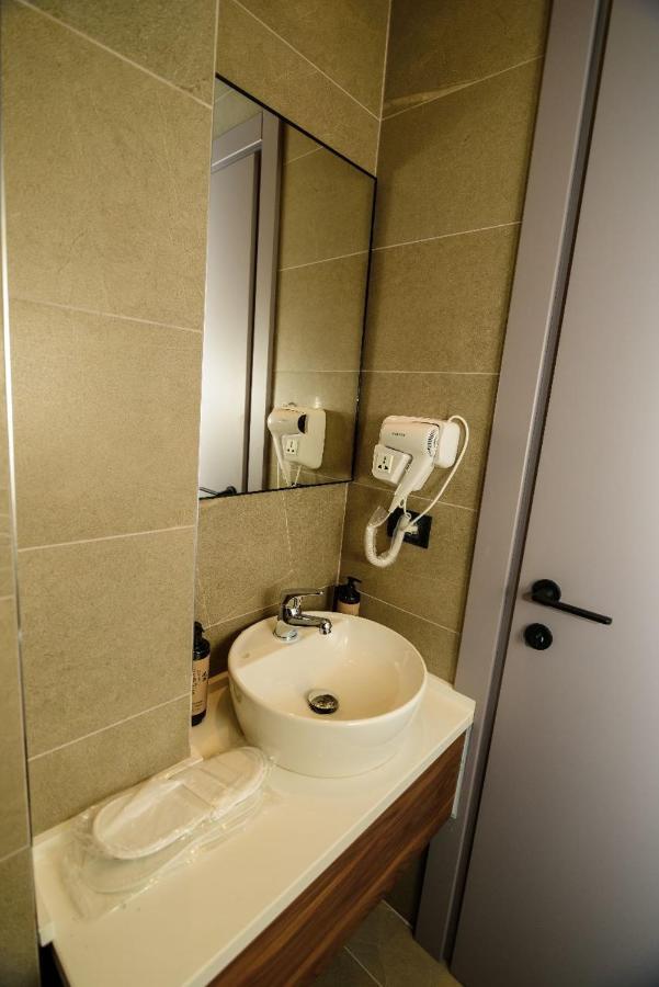 Hotel Zeneli Vlorë Buitenkant foto