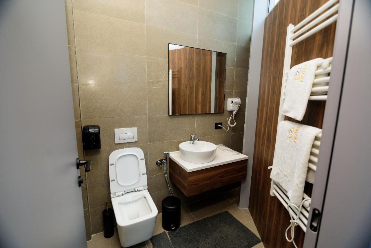 Hotel Zeneli Vlorë Buitenkant foto