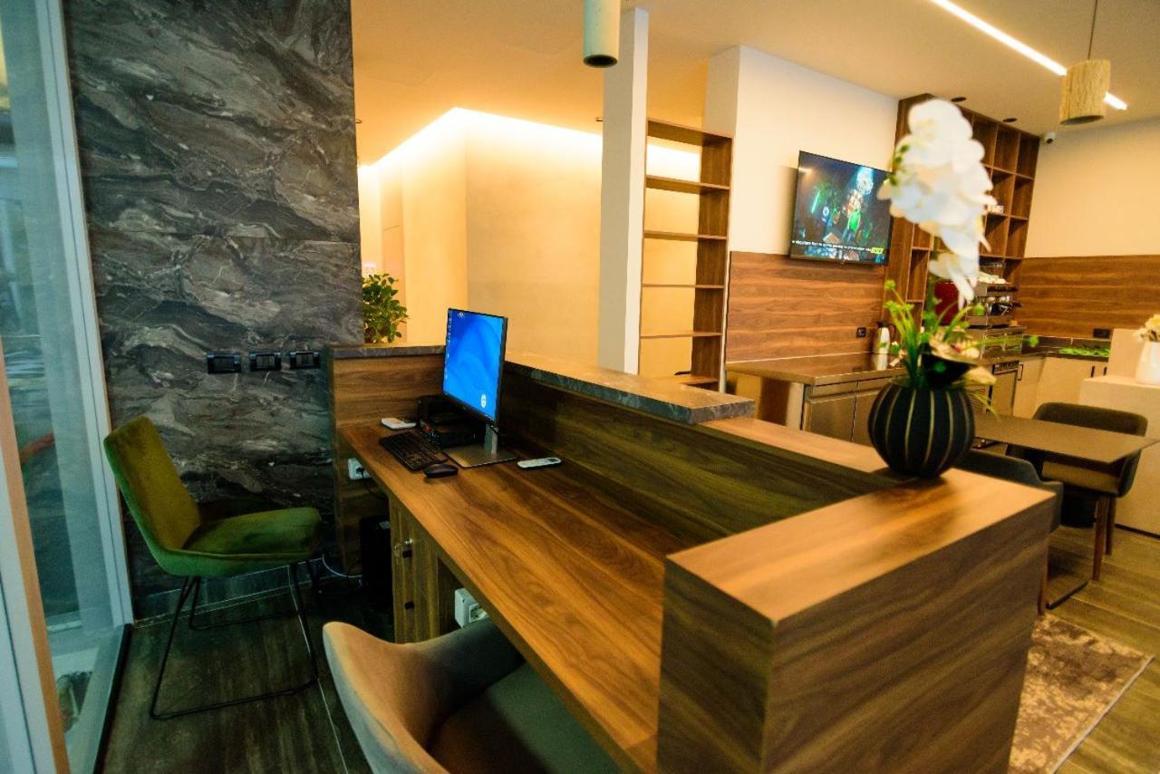 Hotel Zeneli Vlorë Buitenkant foto